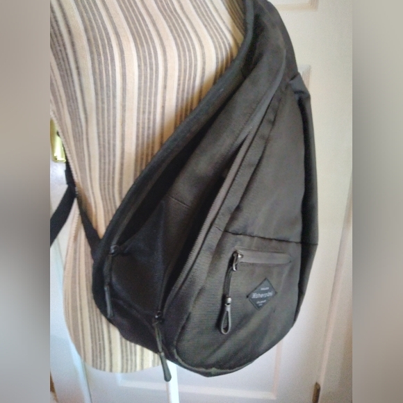 Sherpani Crossbody Sling black travel bag RFID - Picture 3 of 7